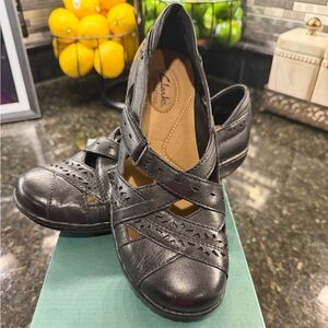 7 Clarks Women's Black Leather Flats